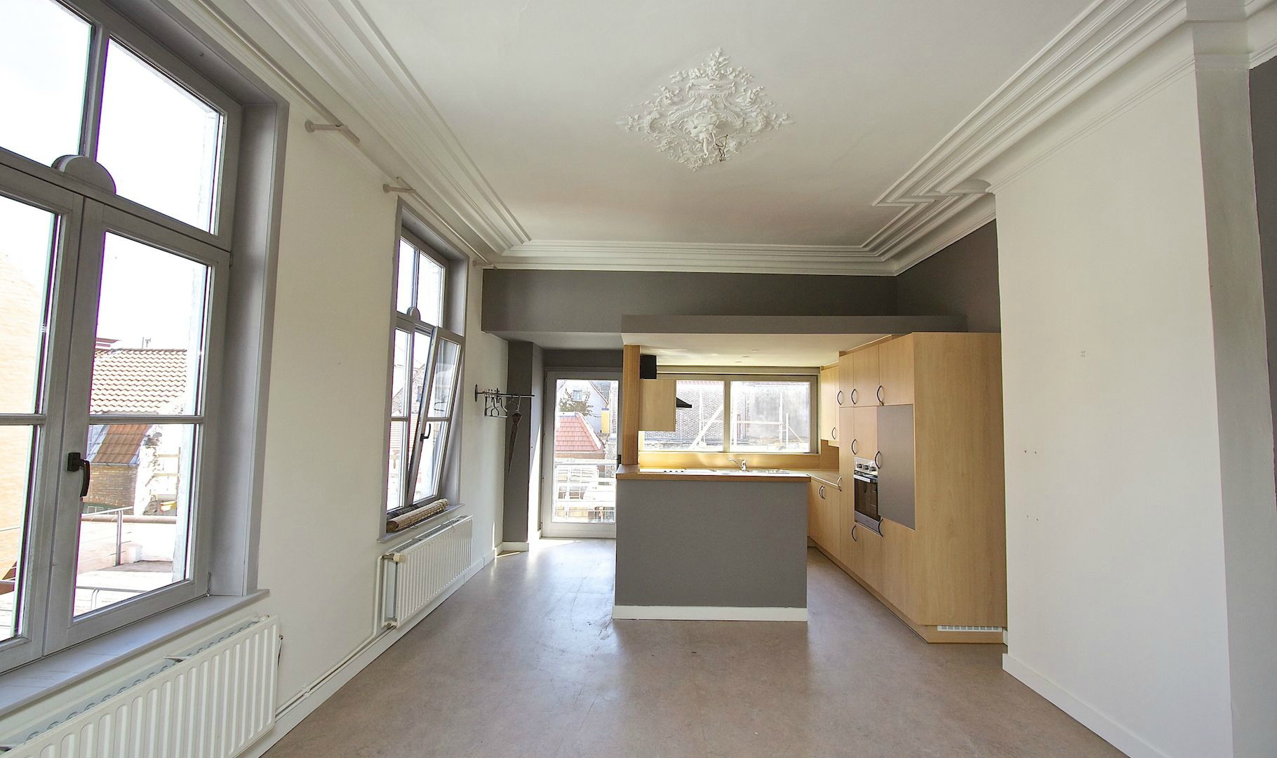 Toffe etagewoning met 3 slaapkamers en ruim zonneterras in het hartje van Brugge. Met autostandplaats voor kleine wagen