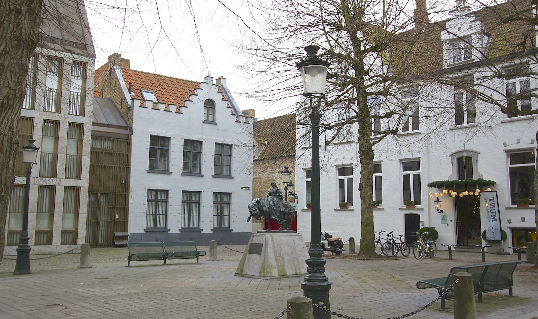 2 aaneenpalende KARAKTERPANDEN – subliem verbouwd door Frederiek Van Pamel – A-locatie op idyllisch pleintje