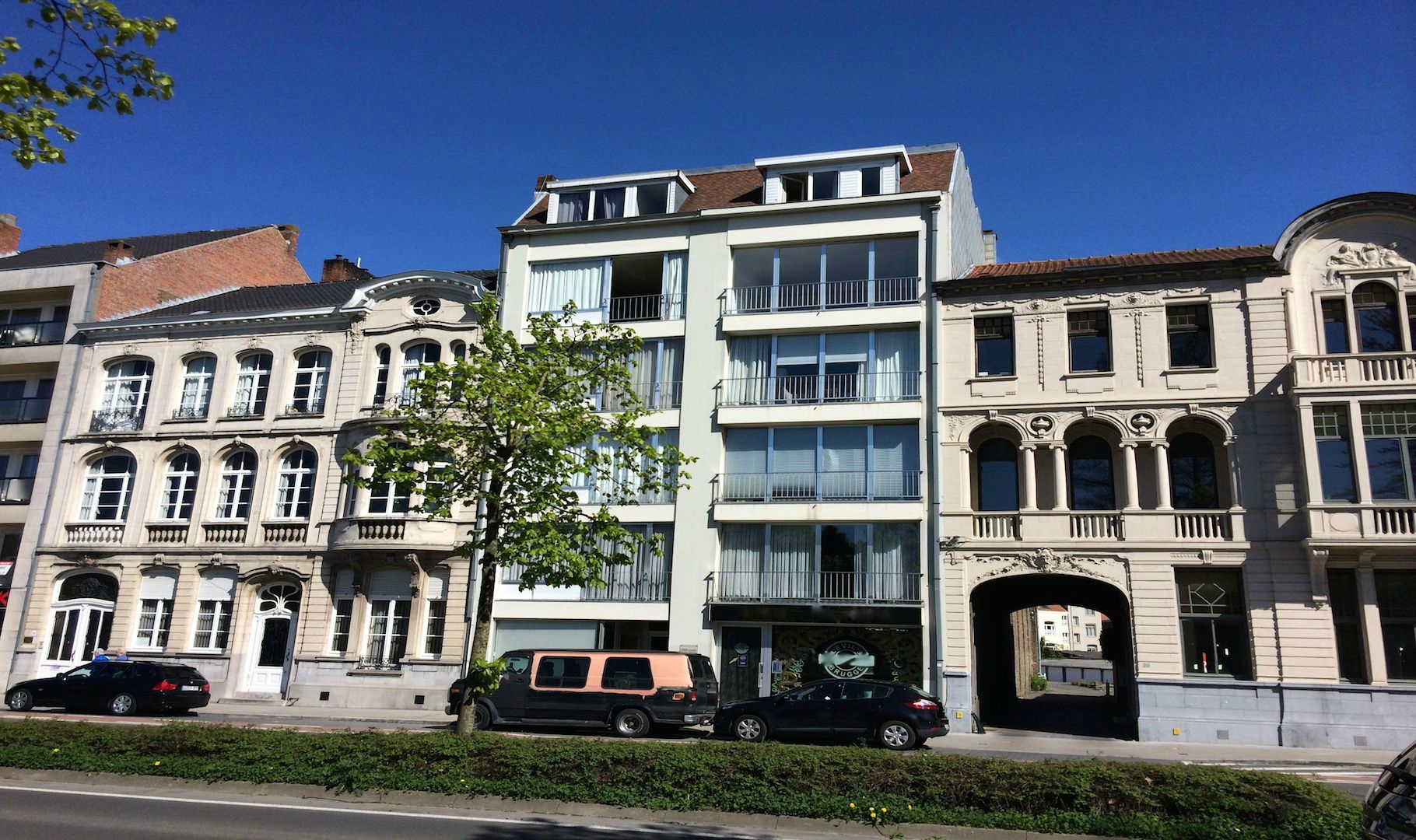 Knap gerestyled 2 slaapkamer APPARTEMENT met zonnig terras – Zicht op ’t Stil Ende en alle Brugse torens +50€ Algemene Kosten +30€ water