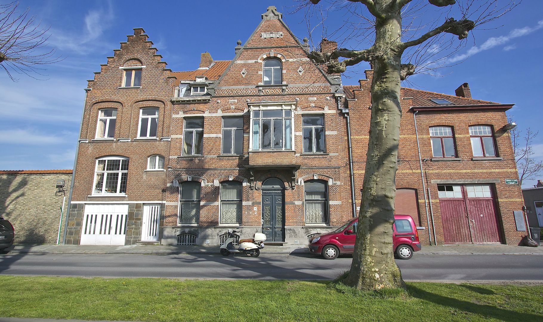 Herenhuis de dato 1912 – voormalige directeurswoning van koffiebranderij ‘De Zon’ - Leopold II laan te Kristus Koning, perfecte ligging vlakbij binnenstad en invalswegen. OPENDEUR OP VRIJDAG 14, ZATERDAG 15 EN ZONDAG 16 OKTOBER, TELKENS VAN 11U TOT 18U !