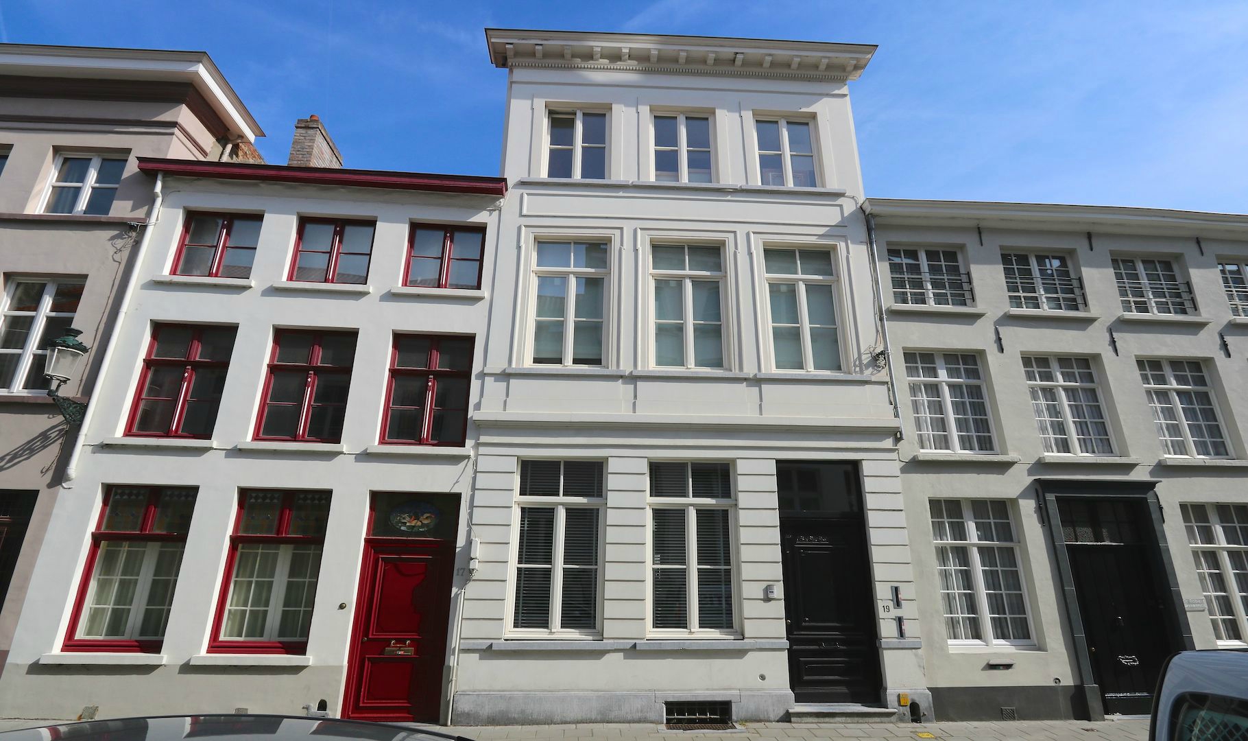 Exclusief appartement (circa 150 m2 vloeroppervlakte) in 19e eeuws herenhuis – groot zonneterras aan rei – centrum bij St Jacobs