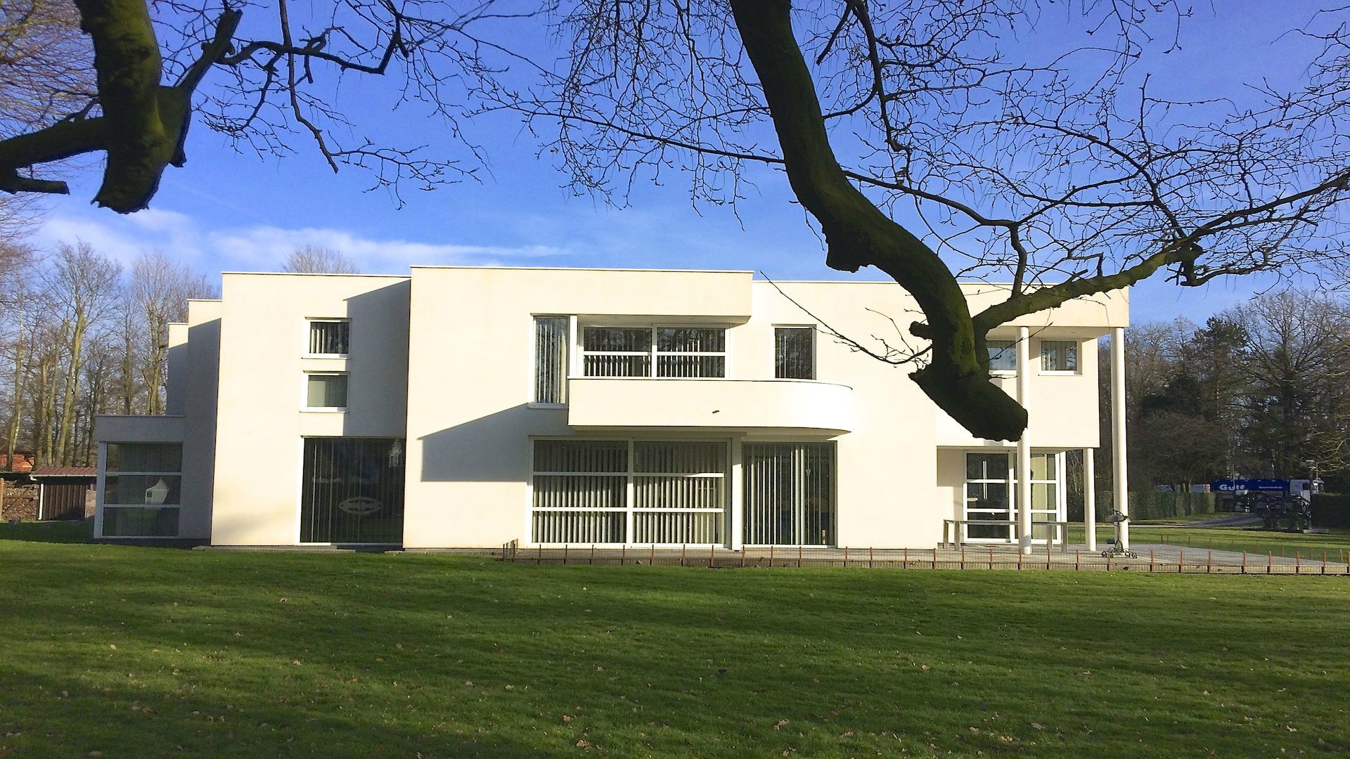 Exclusief – modernistische villa op subliem domein aan kasteelvijver – 6285 m2 – tussen Brugge en Oostende (Jabbeke)