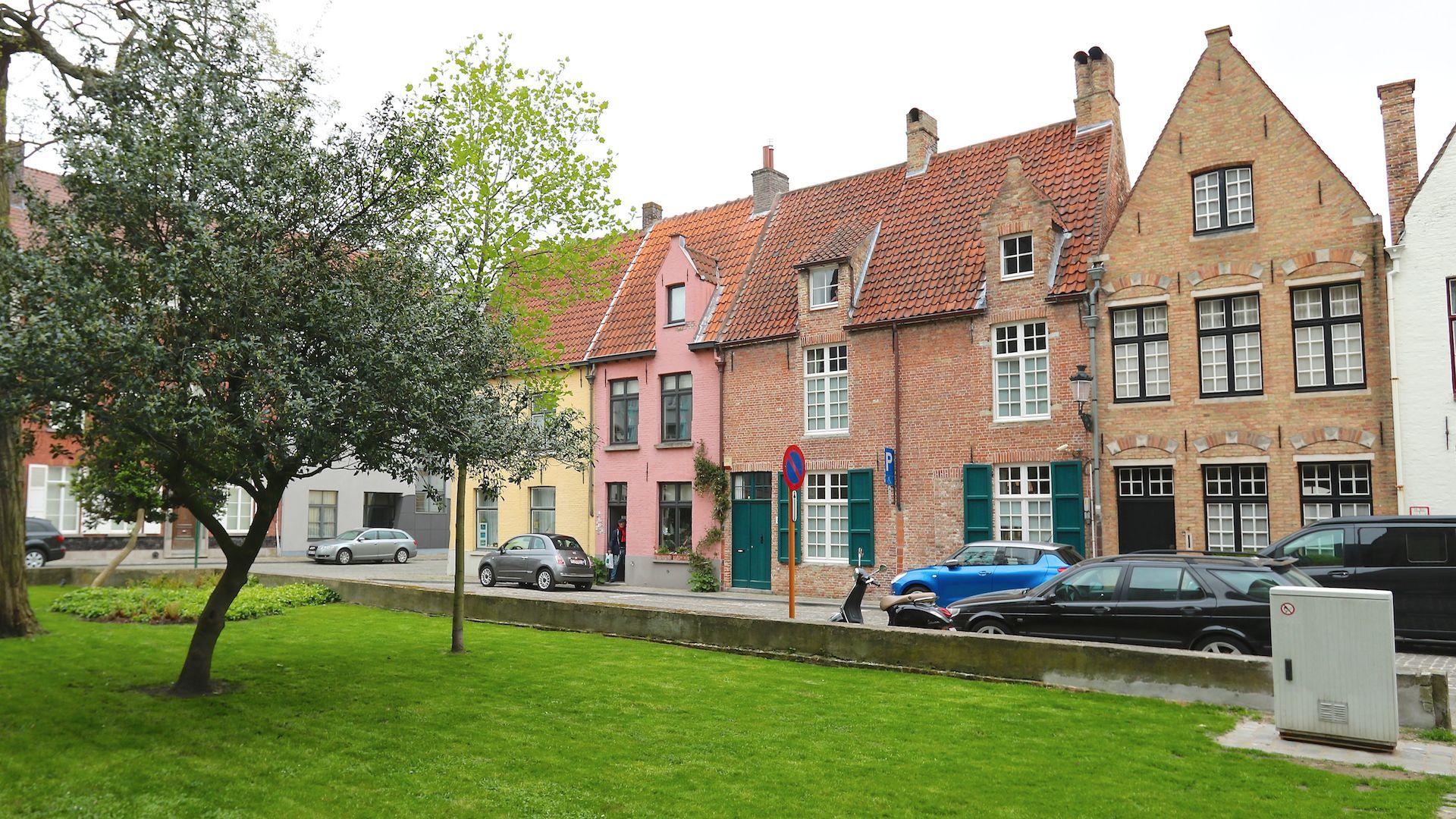 sfeervol 16e-17e eeuws breedhuis met zonnige terrastuin – Brugge, schilderachtige en stille ligging rond Sint Gilliskerk - optionele aankoop garage vlakbij de woning