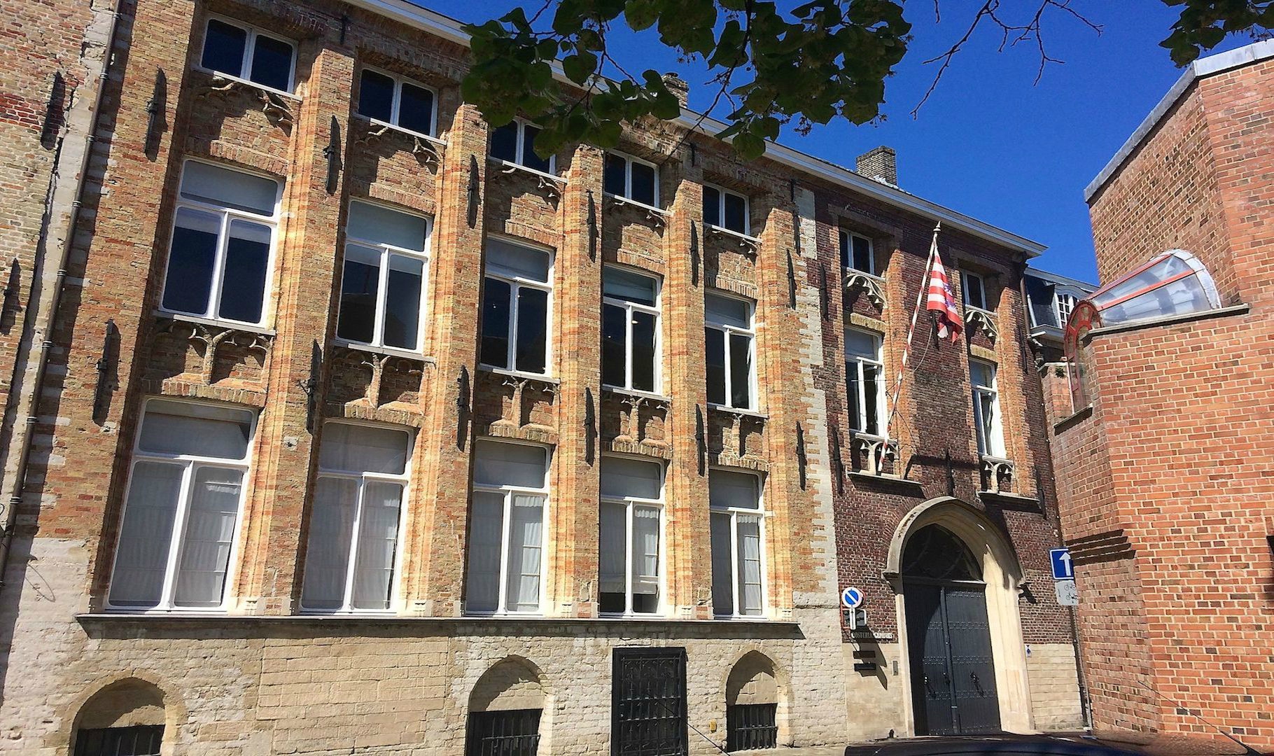 ‘Oosterlingenhuis’ Eén van de ‘7 wonderen van Brugge’ 15e eeuwse multifunctionele stadsparel op een idyllisch locatie aan het Oosterlingplein en de Gouden Handrei – parking 3-tal wagens