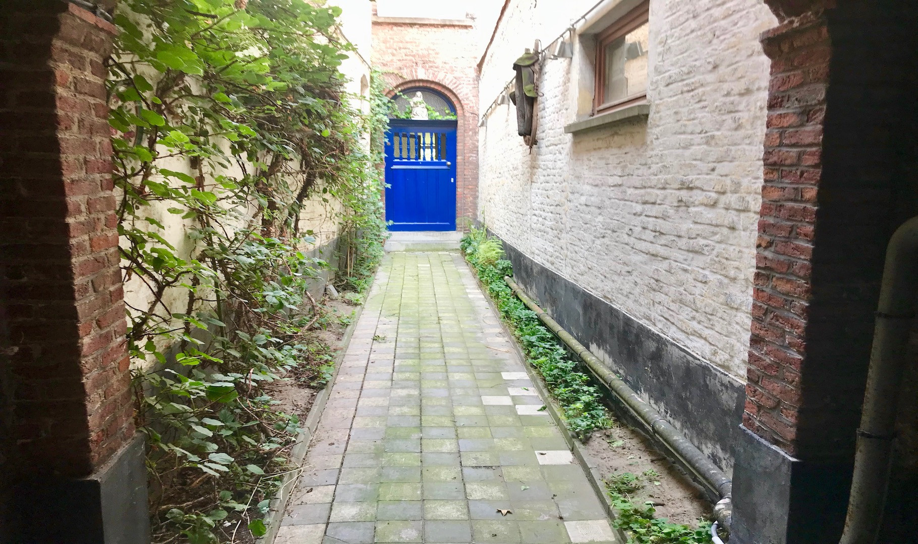 sfeervolle stadswoning uit de jaren “30 met brede, zongerichte tuin, anders dan vele anderen, hartje centrum maar toch stil