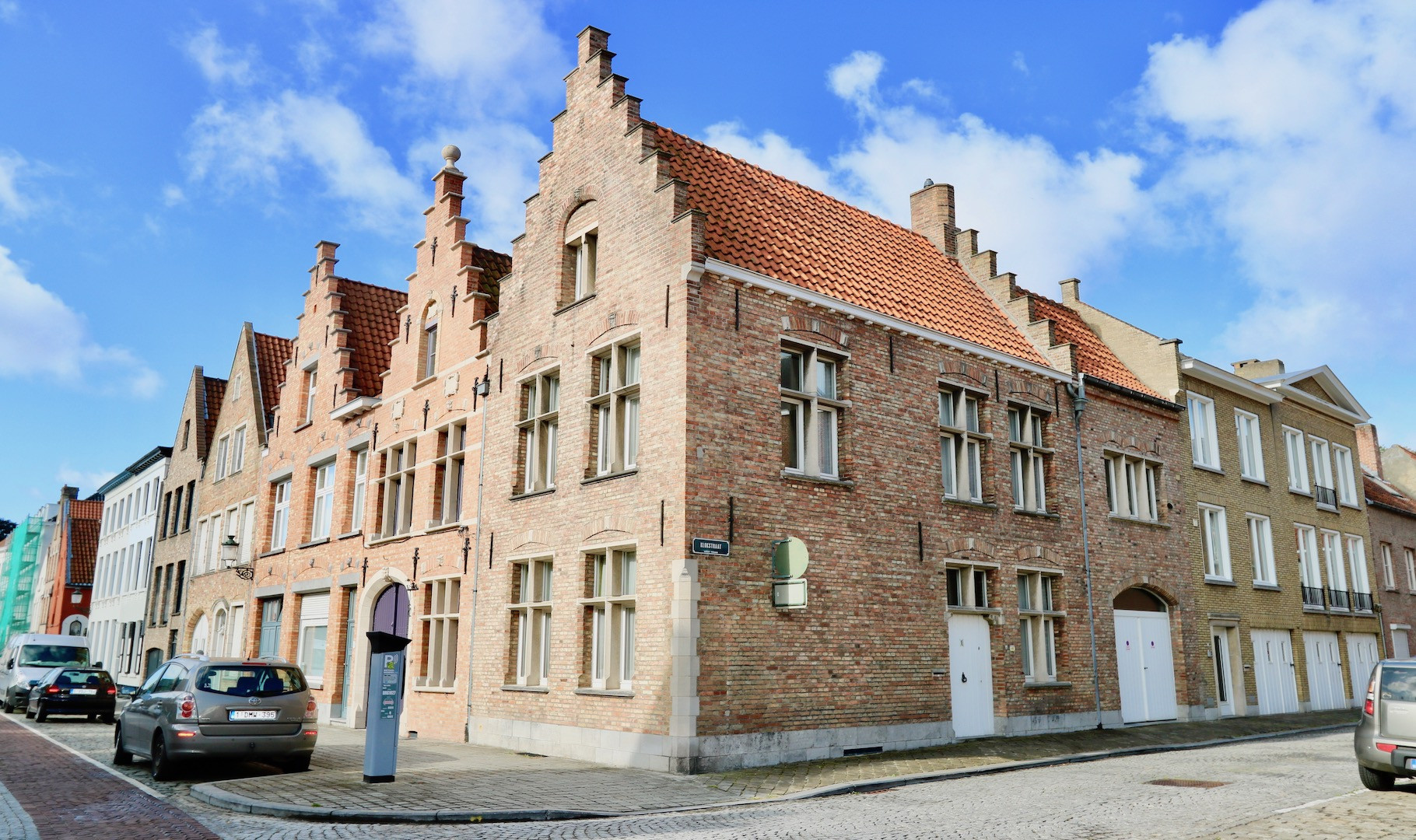 Knappe trapgevelwoning met grote garage en vergund dakterras, prachtligging met open zicht op de Boeveriestraat, de Kapucijnenkerk en ’t Zand