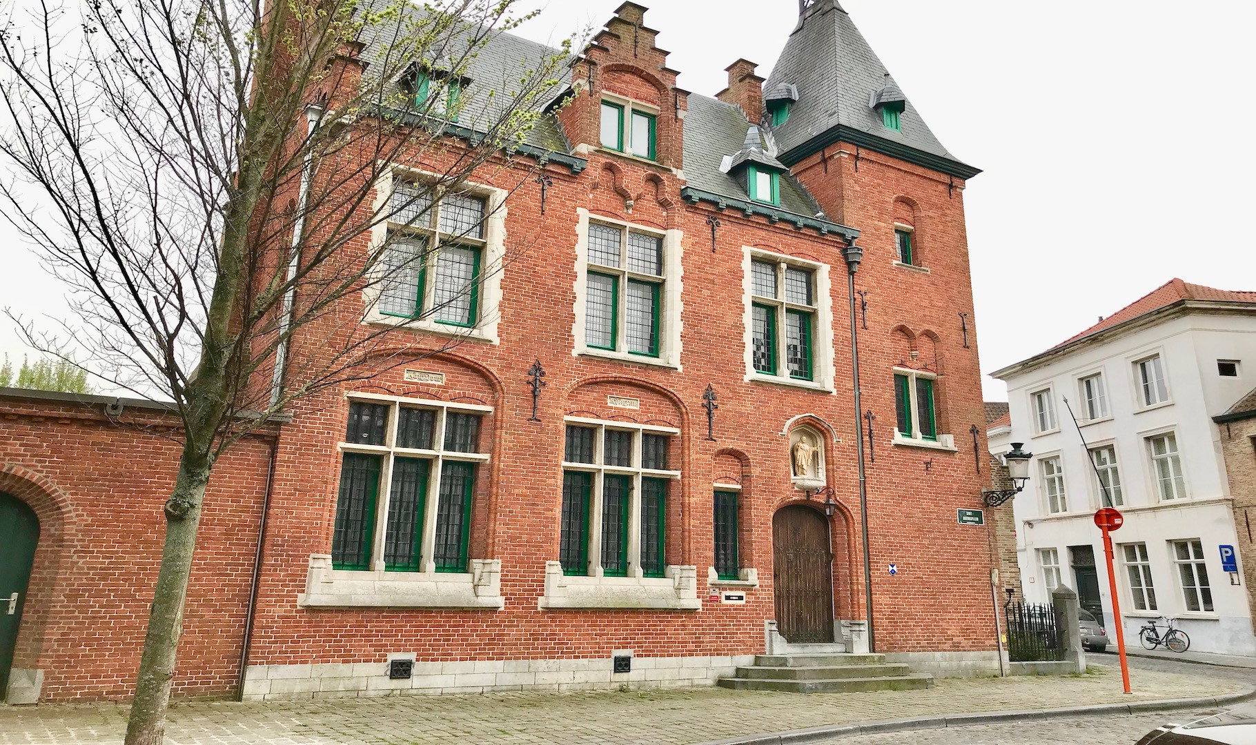 Neogotische stadswoning op idyllisch pleintje - een ontwerp van de befaamde architect Delacenserie