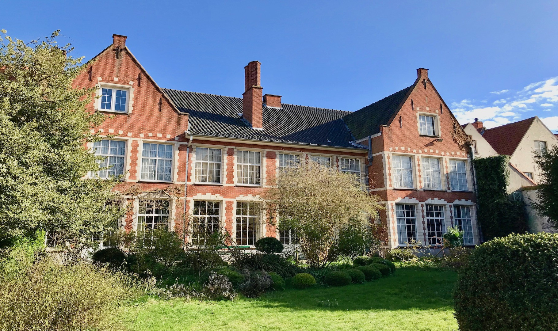 Projectpand op AAA-locatie aan rei in het hart van de Brugse binnenstad, 2 herenhuizen, idyllische tuin, appartementsgebouw met 4 garages