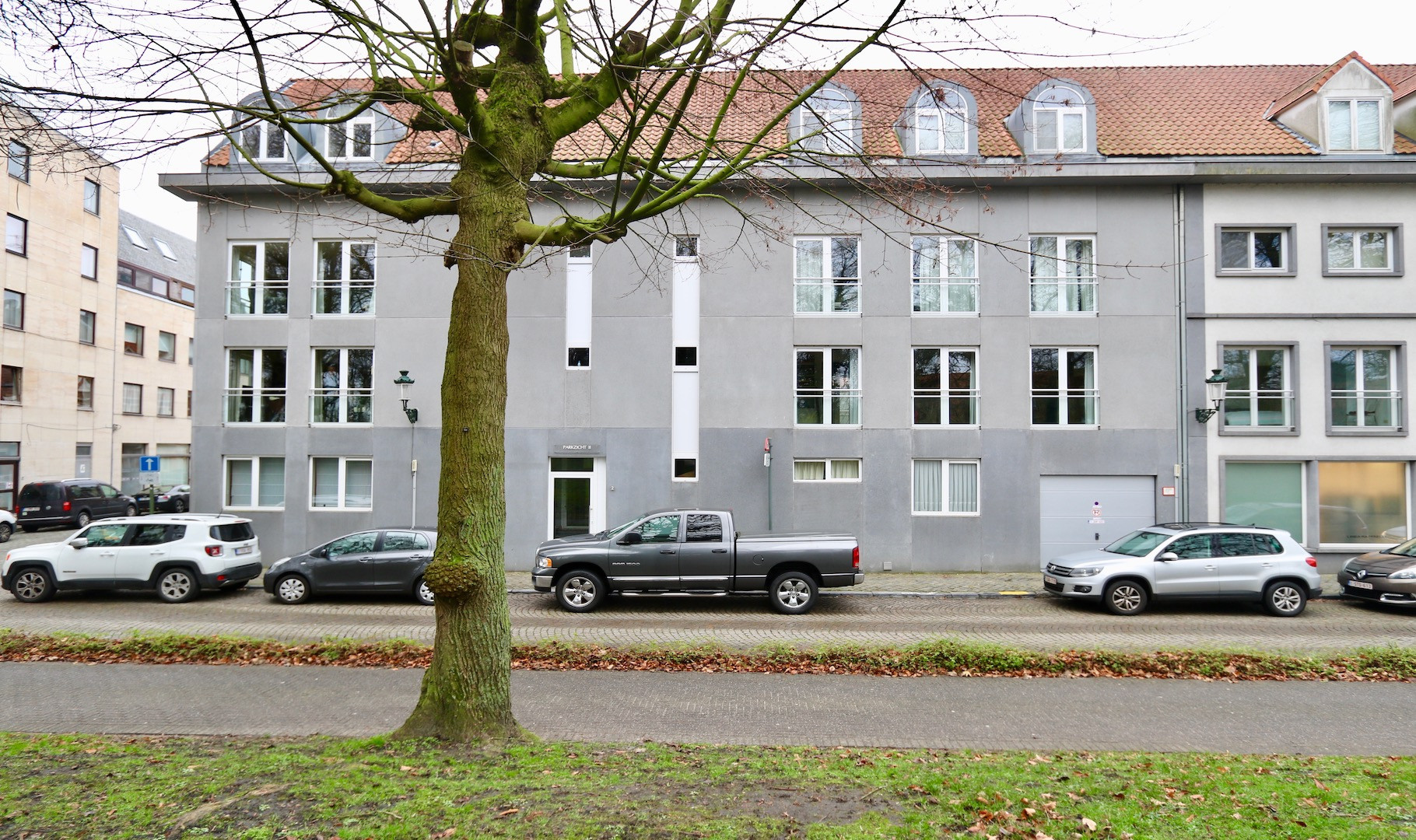 Sublieme penthouse met zongerichte terras en weids zicht op de vesten en de Smedenpoort, circa 130 m2. Optionele aankoop autostandplaats.