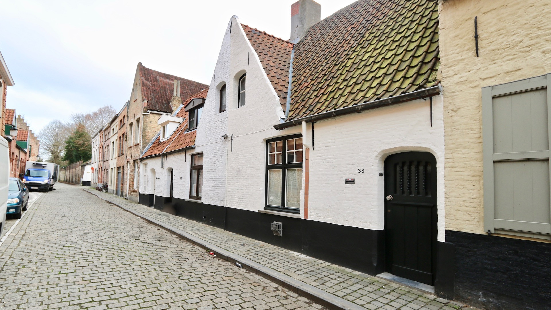16e-17e eeuws Brugs huis nabij Spermalie met verrassend ruime uitbouw en diepe stadstuin met fietsenpoortje, 180 m2 grondoppervlakte
