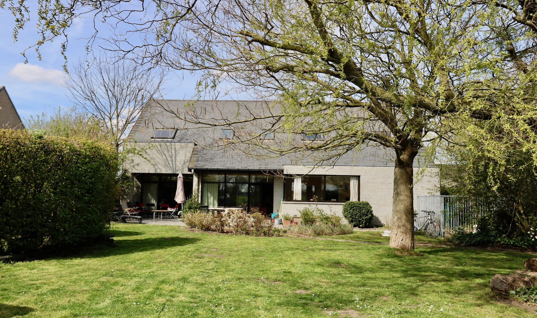 Moderne villa op 1600 m2 tussen Loppem en Zedelgem, 4slps, dubbele garage, zonnige tuin en idyllisch zicht op landerijen