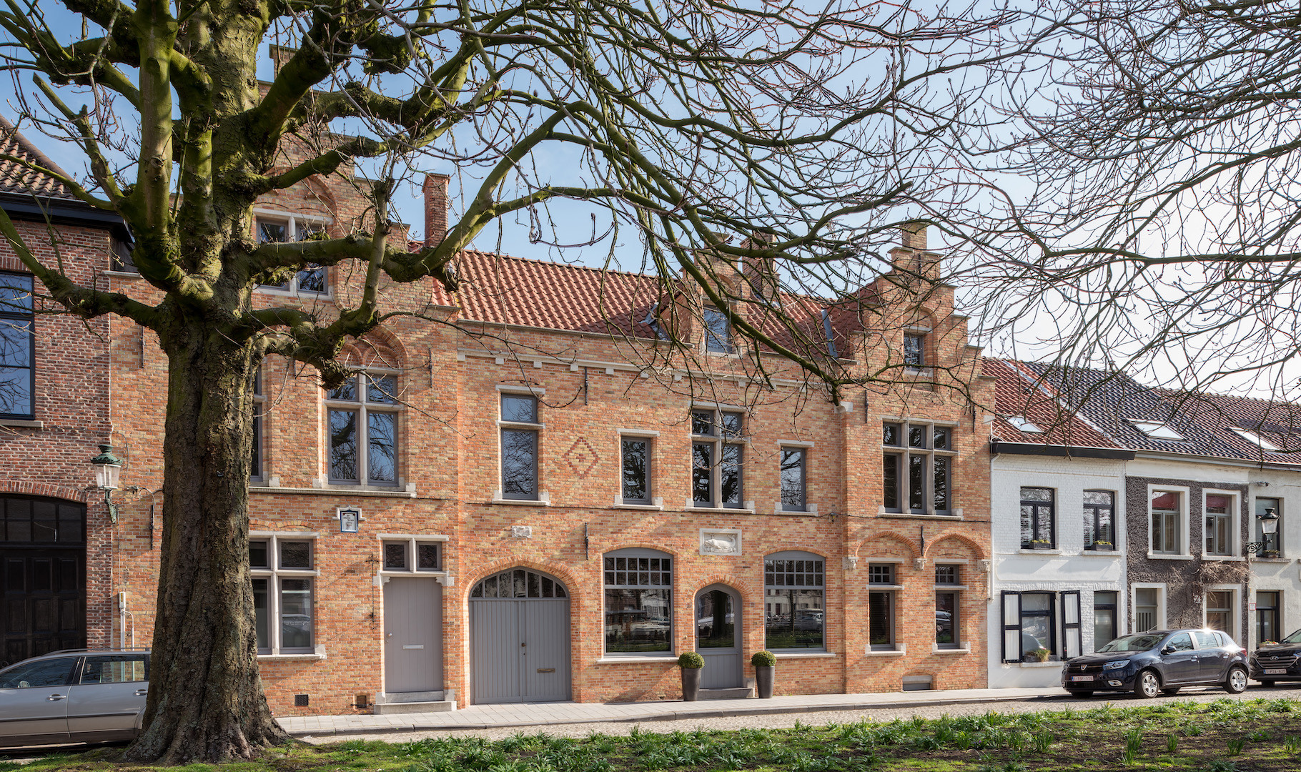 charmant breedhuis, voormalige herberg, met zicht op de jachthaven aan de Coupure, met  B & B uitbating 4 vergunde comfortabele kamers, kleine garage en flinke stadstuin, 310 m2