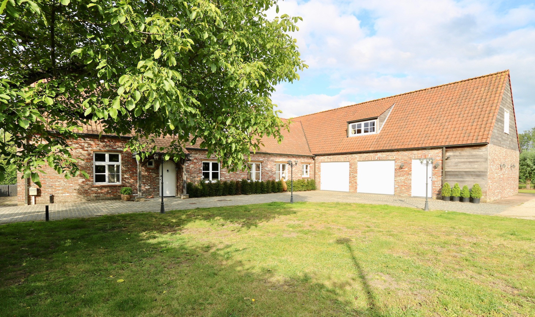 Riante villa te Oostkamp met dubbele garage, sublieme tuin en zwembad, 2462 m2