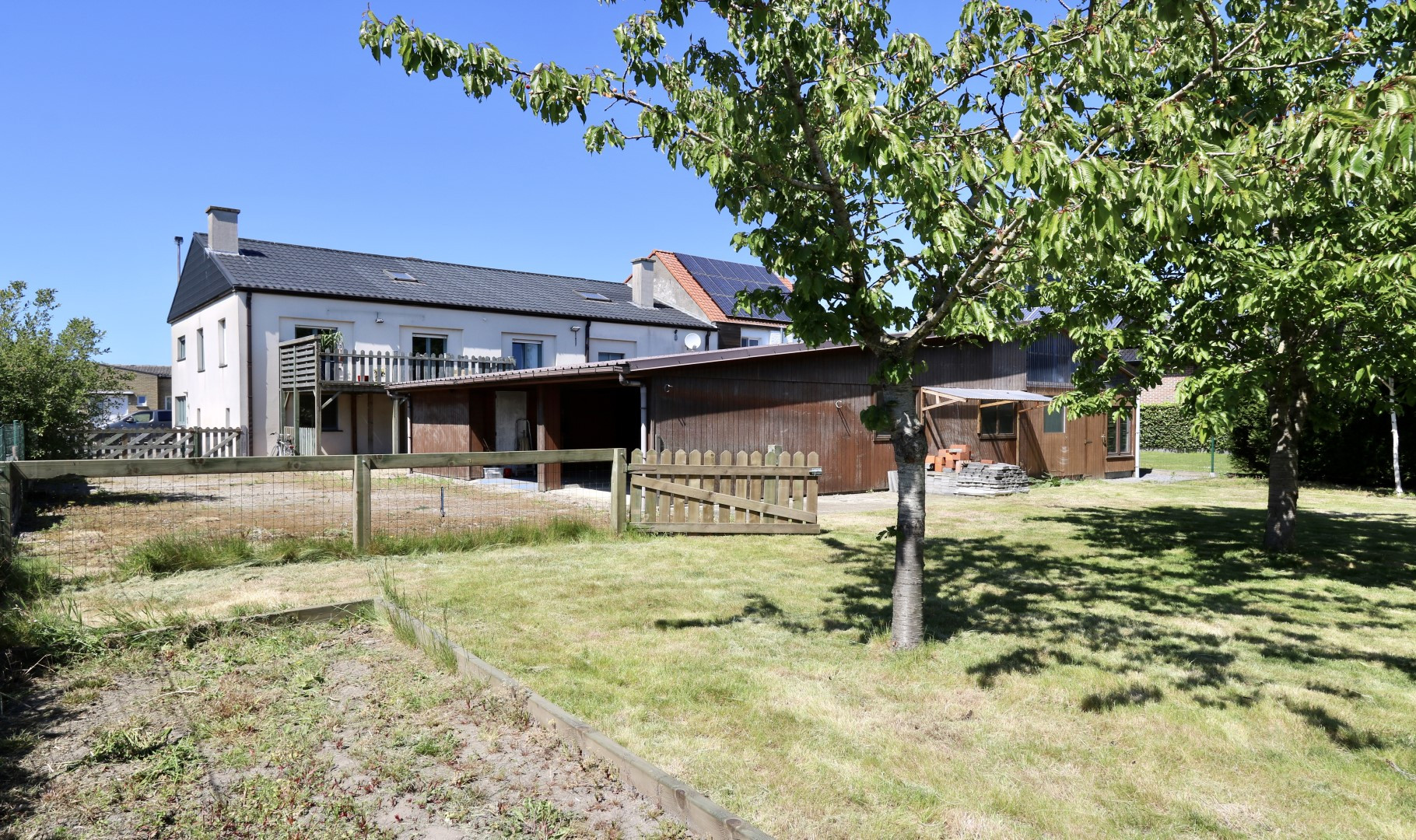Zeer ruime en betaalbare woning met opslagplaats, grote tuinberging/garage en zalige tuin, circa 870 m2, centrale en rustige ligging in de dorpskern van Zedelgem