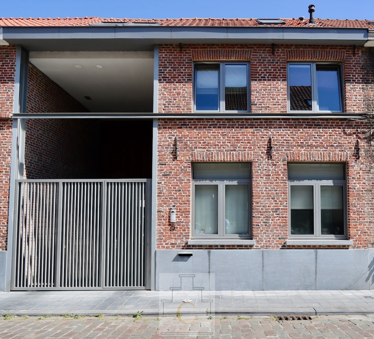 eigentijdse stadswoning met carport en flinke tuin