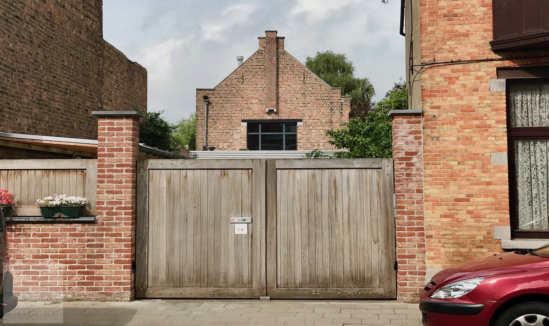 eigentijdse sfeervolle loft, voormalig schildersatelier, met grote glaspartijen, tuin en uitweg/poort, vooraan Assebroek, op een boogscheut van de binnenstad