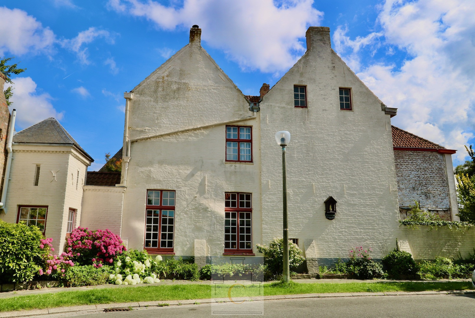 Hoeve Stuyvenberghe, historische stadswoning met sublieme tuin en fietsenuitweg, 665 m2, idyllische locatie bij de Molens
