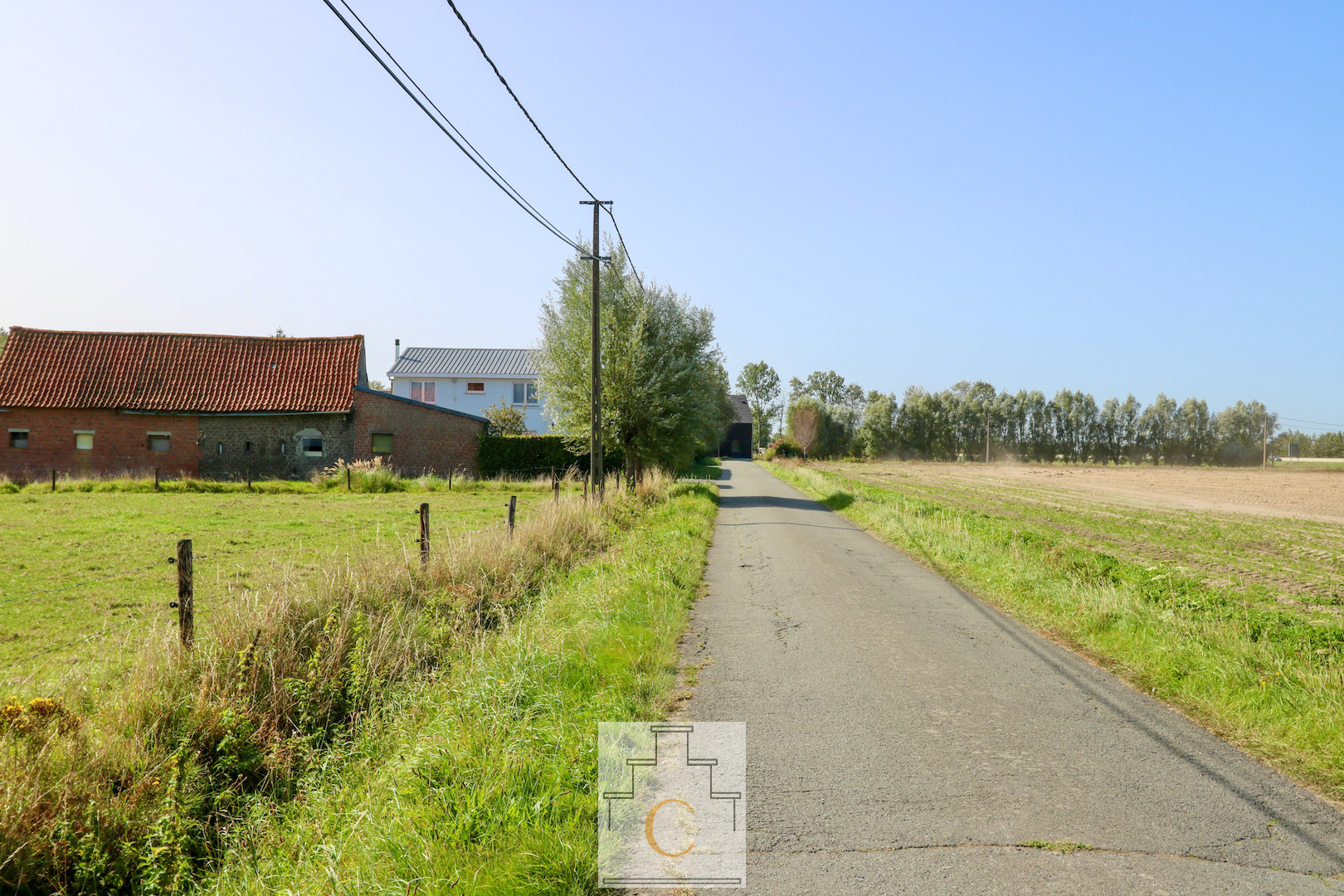 Hoeve met bijgebouwen en weiland, 11.280 m2, grens Oostkamp-Loppem