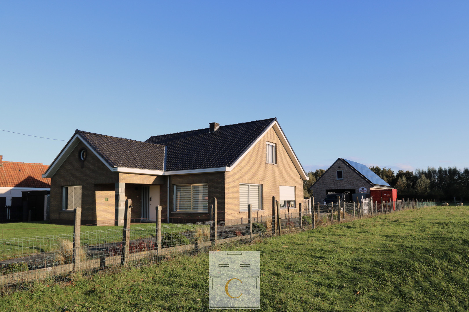 Alleenstaande woning met atelier/ garage en zalige tuin, 1539 m2, centrale ligging net buiten de dorpskern van Loppem