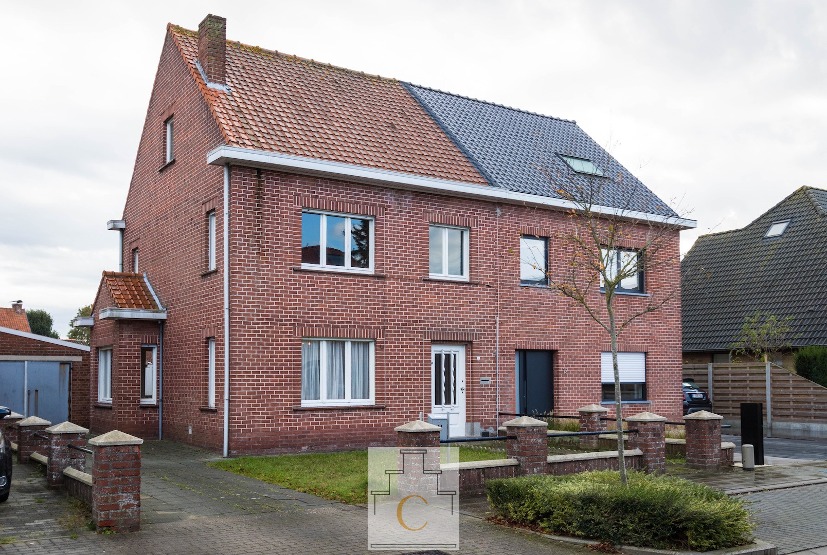 Rustig gelegen half open bebouwing in het hart van het dorp met garage en tuin