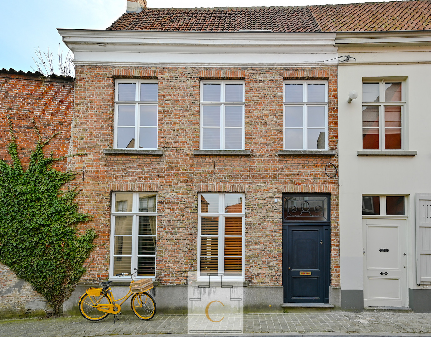 sfeervol burgerhuis in Oud-Hollandse stijl, 17e eeuwse kern, met aangename terrastuin, schilderachtige locatie op Sint Anna