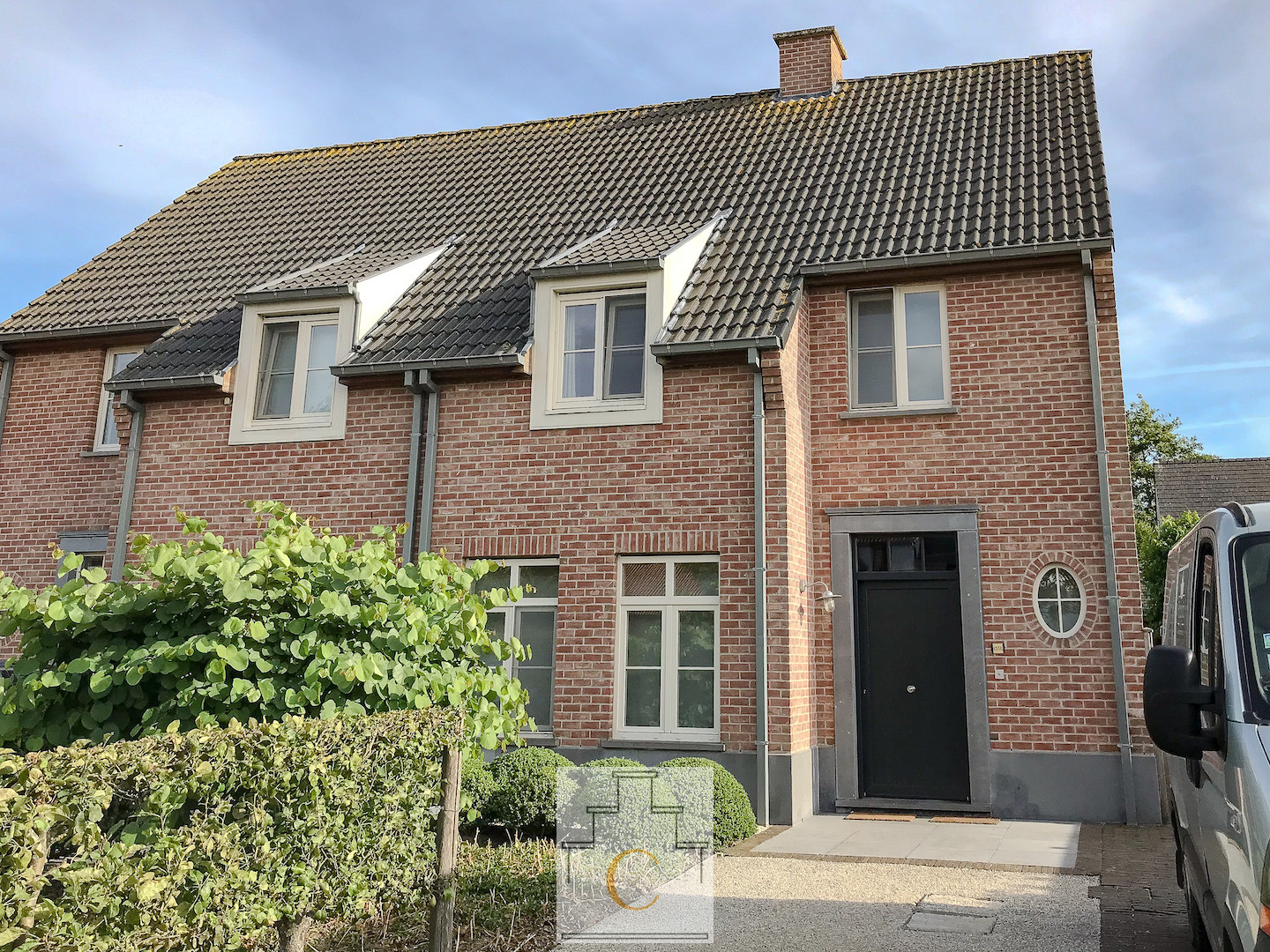 instapklare half-open villa met mooie zongerichte tuin, residentiële ligging