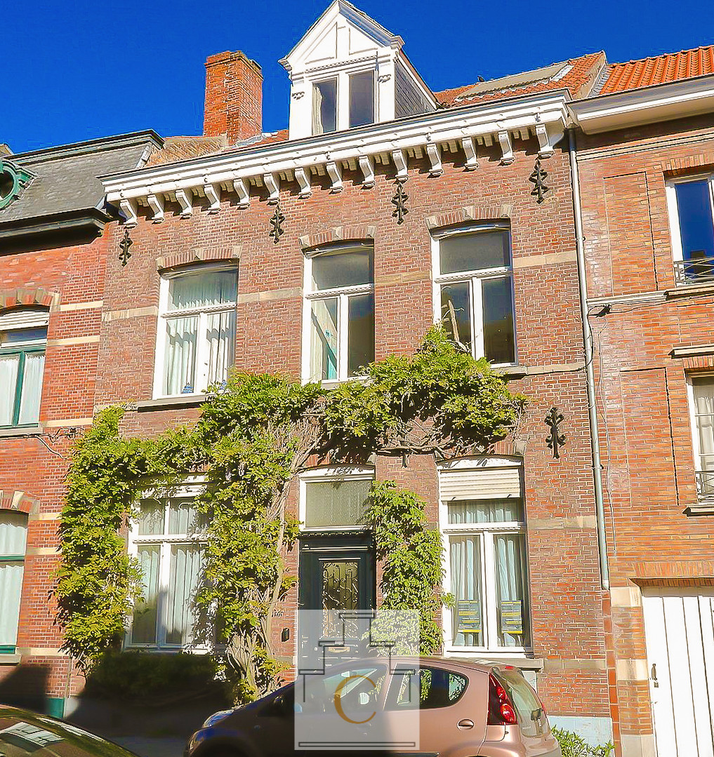 charmant 19e eeuws burgerhuis met heel leuke stadstuin, knappe renovatie (gedeeltelijk uitgevoerd), Brugge, tussen  ’t Zand en Ezelpoort