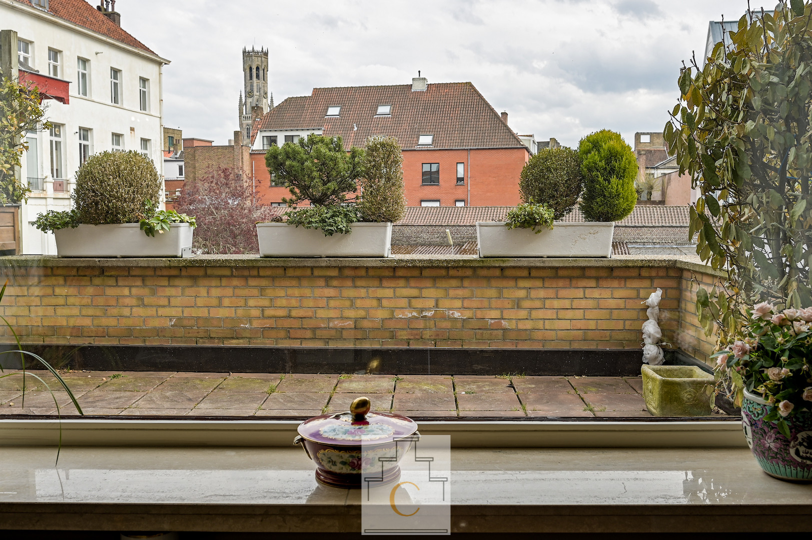 stijlvol appartement in kleinschalige residentie op toplocatie in de Moerstraat, groot zonneterras met subliem zicht op Belfort en Prinsenhof, optionele aankoop autostandplaats