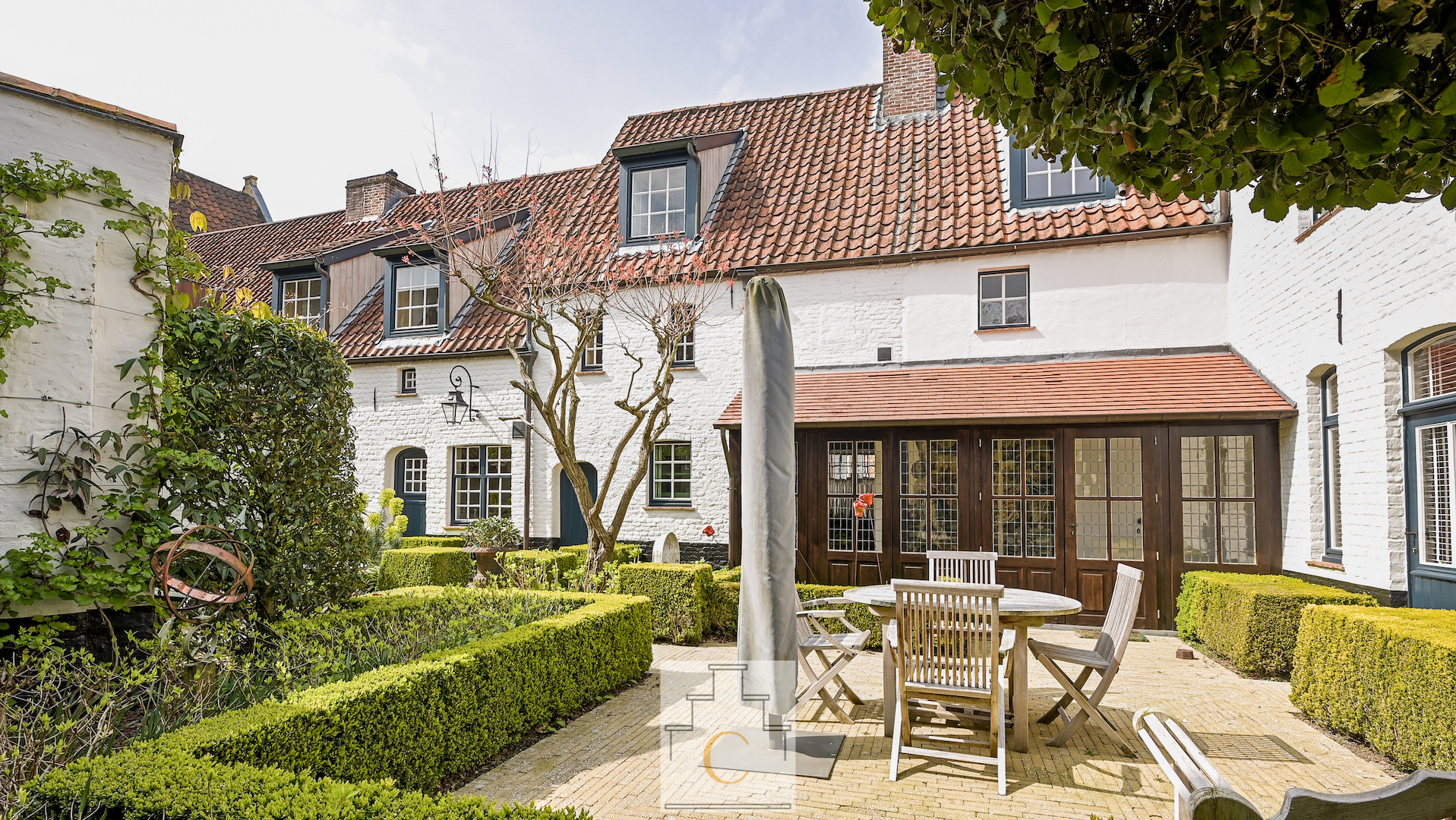 exclusieve STADSWONING - deel van een 16e eeuws klooster - met garage en idyllische terrastuin - schilderachtige ligging nabij de Coupure