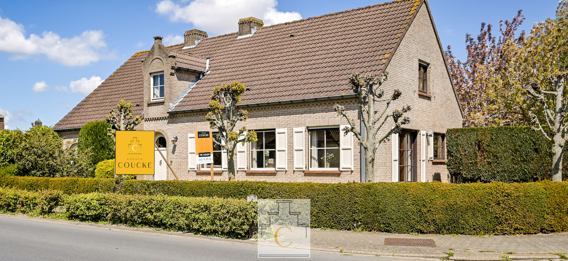 Mooie villa op een ruim hoekperceel vlakbij het centrum van Loppem