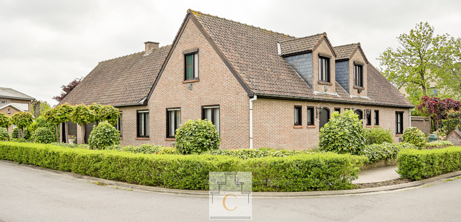 Ruime villa met praktijkruimte op toplocatie te Loppem
