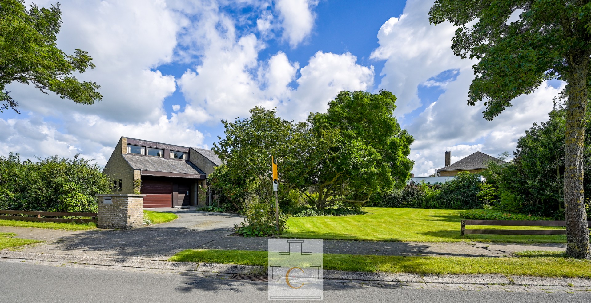 Villa gelegen op een ruim hoekperceel in het hart van Loppem