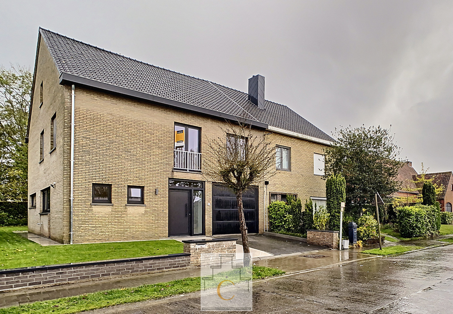 Volledig vernieuwde half open bebouwing met 4 slaapkamers, mooie tuin en garage in het dorp van Varsenare