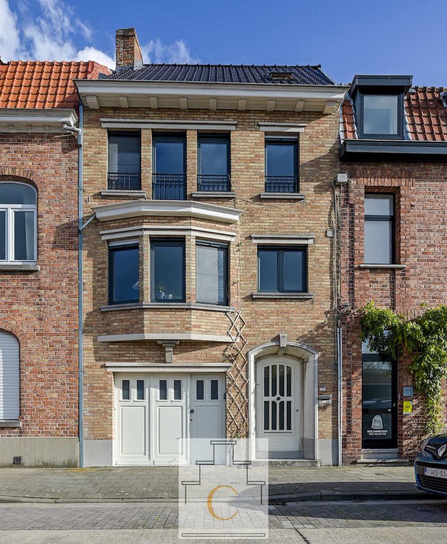 knap burgerhuis uit de fifties, met grote garage en diepe tuin, recent structureel gerenoveerd