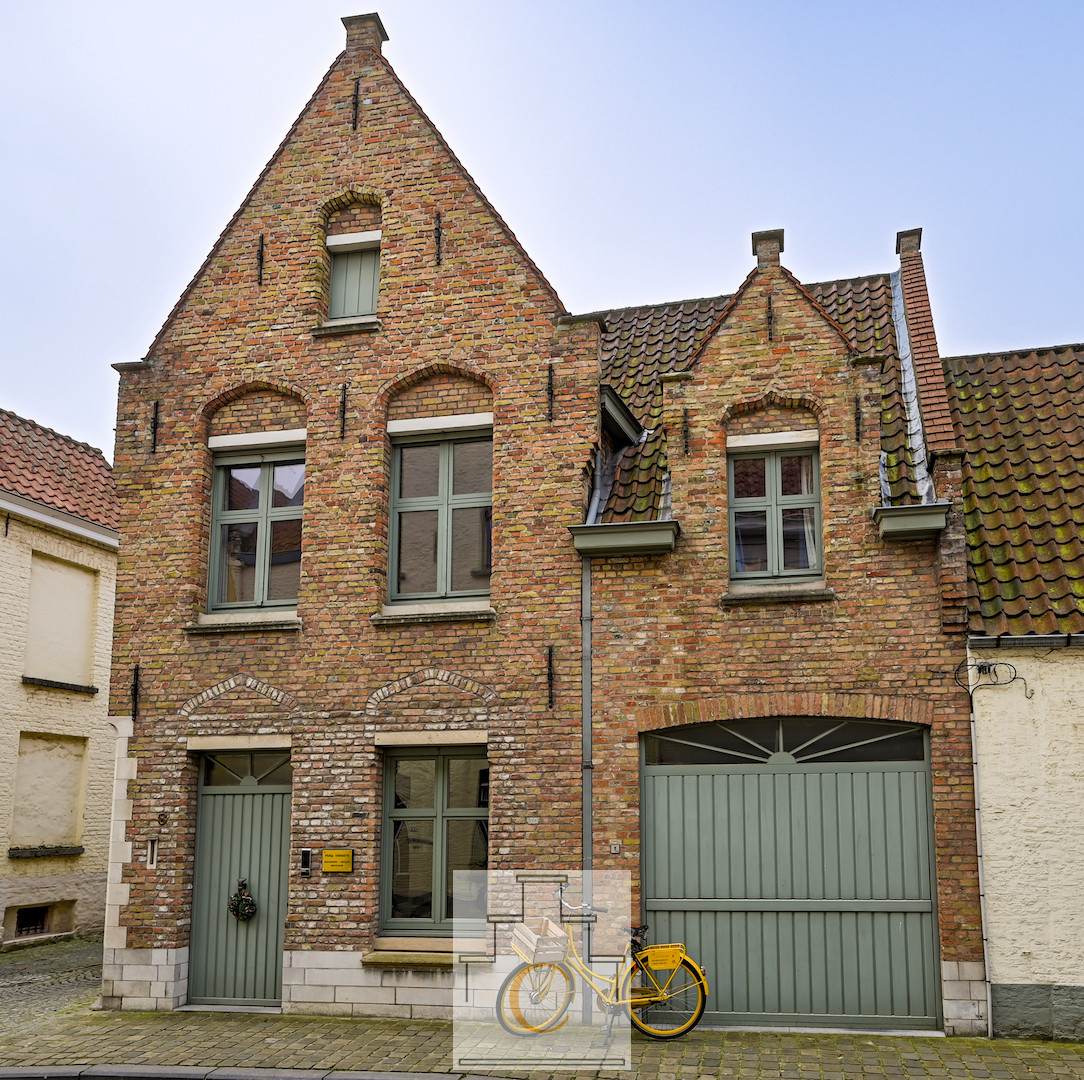ruime stadswoning met garage en terrastuin, schilderachtige ligging op Sint Anna