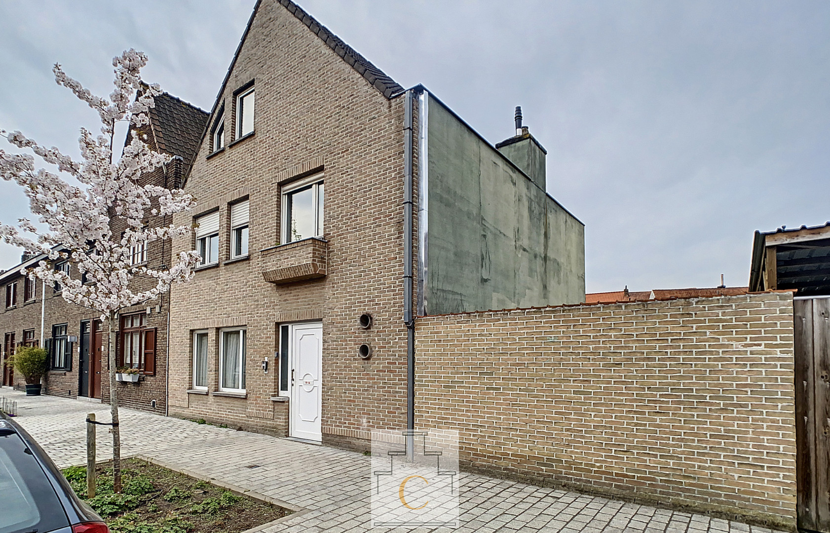 gerenoveerde stadswoning met 3 slaapkamers en stadstuintje, garage centrum Brugge, stille straat nabij dampoort