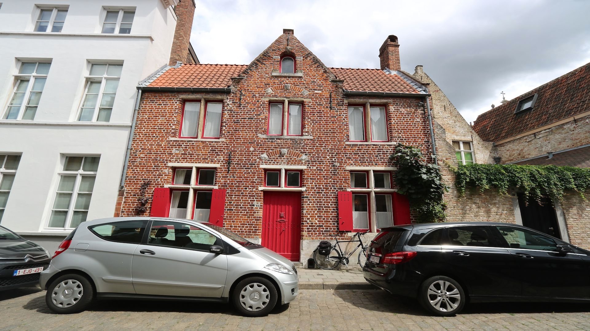 authentiek GEMEUBELD BREEDHUIS hartje Brugge vlakbij de Spinolarei - 2 slpk - 1 badk