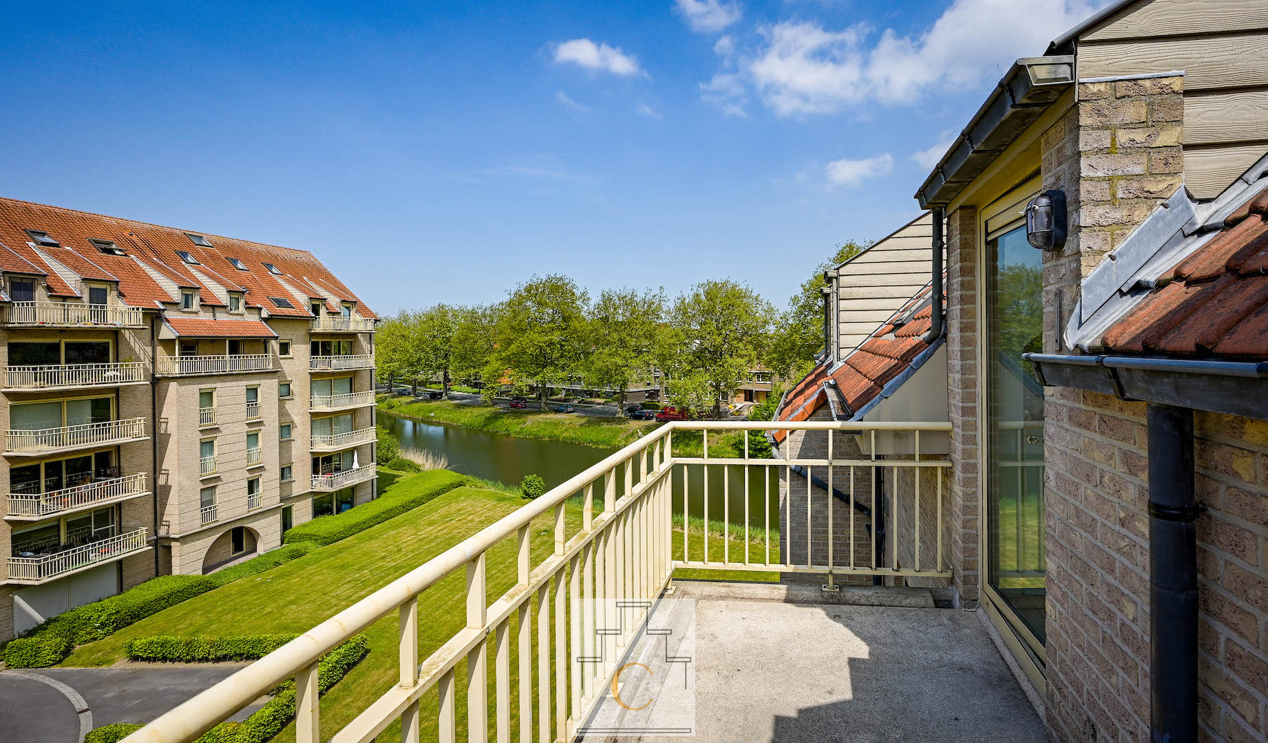 Appartement op het hoogste verdiep met zonnig terras te Kristus Koning, zicht op water en groen