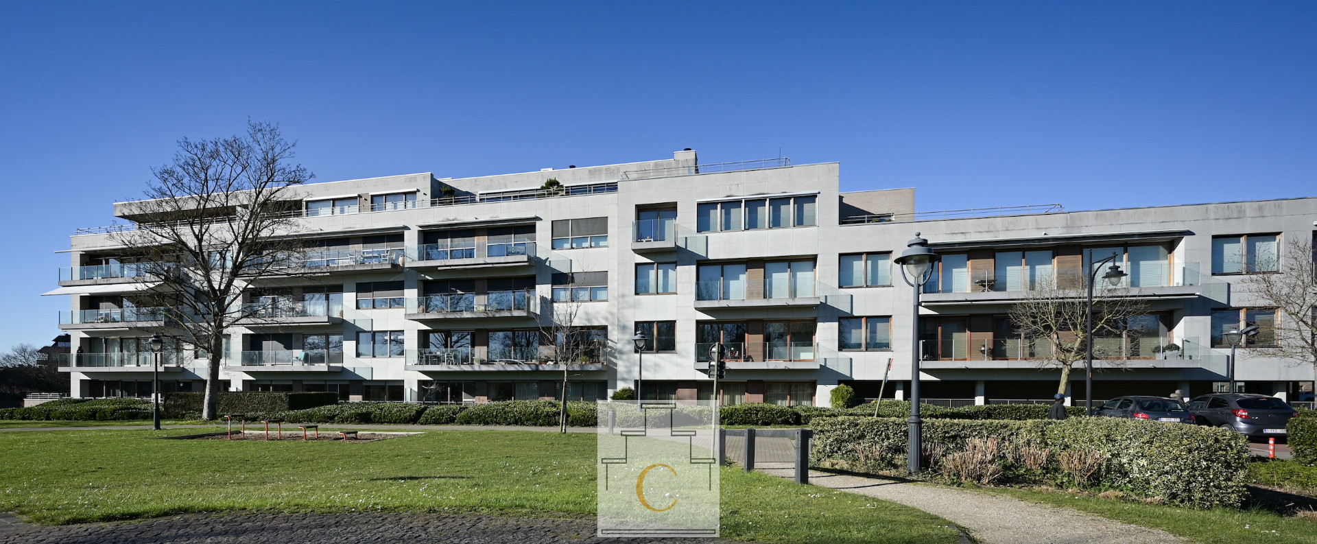exclusief designappartement (circa 250 m2) met groot zonneterras en 2 ruime garageboxen in klasse residentie aan het stadspark/grote bassin