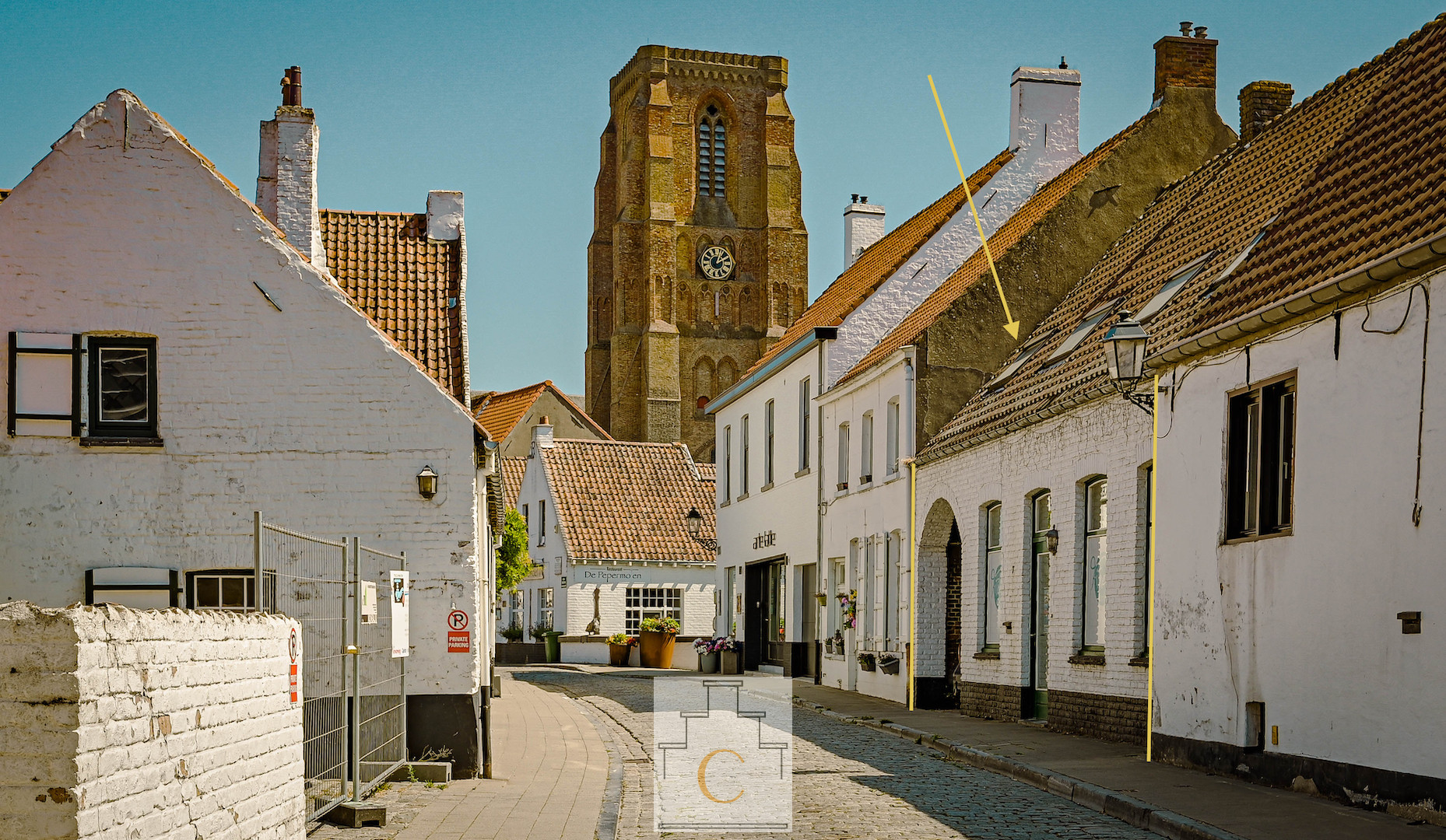 verrassend ruime dorpswoning met eigentijdse uitbouw, garage/carport en grote zongerichte tuin, net onder de Kerktoren