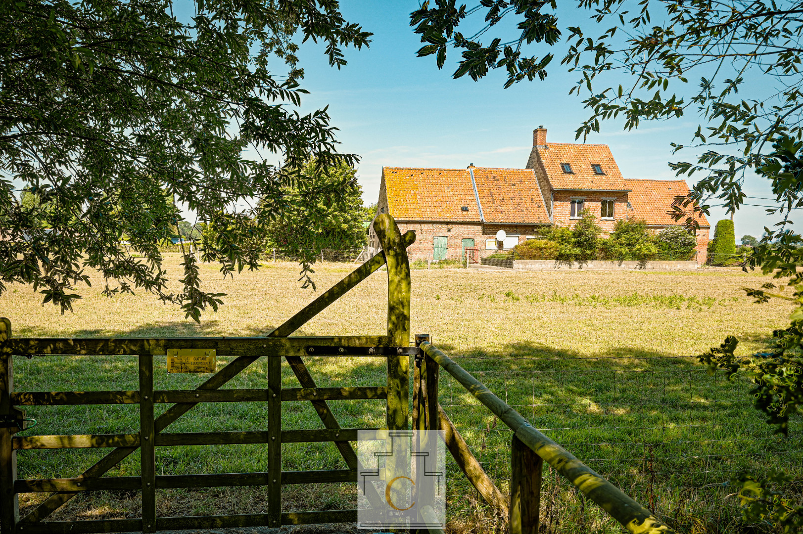 deels gerenoveerde hoeve met stalingen, bijgebouwen, hangaar en weiland, idyllische ligging in de Meetkerkse polder, 8823 m2