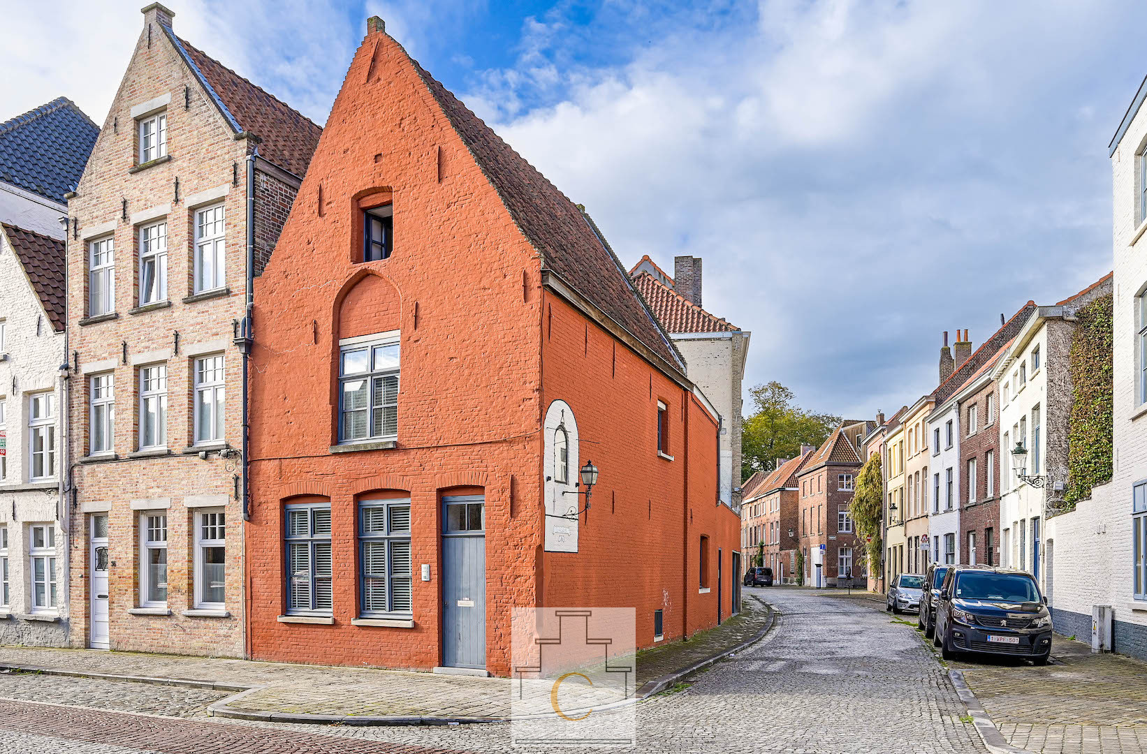 knap gerenoveerde 17e eeuwse stadswoning met garage en zonnige tuinpatio, nabij ’t Zand en station