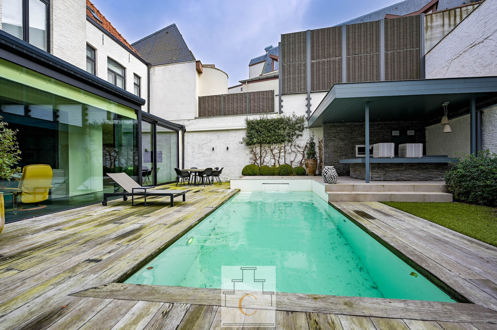 subliem gerenoveerd herenhuis omgeving Minnewater, lift, zonnige terrastuin, zwembad en poolbar