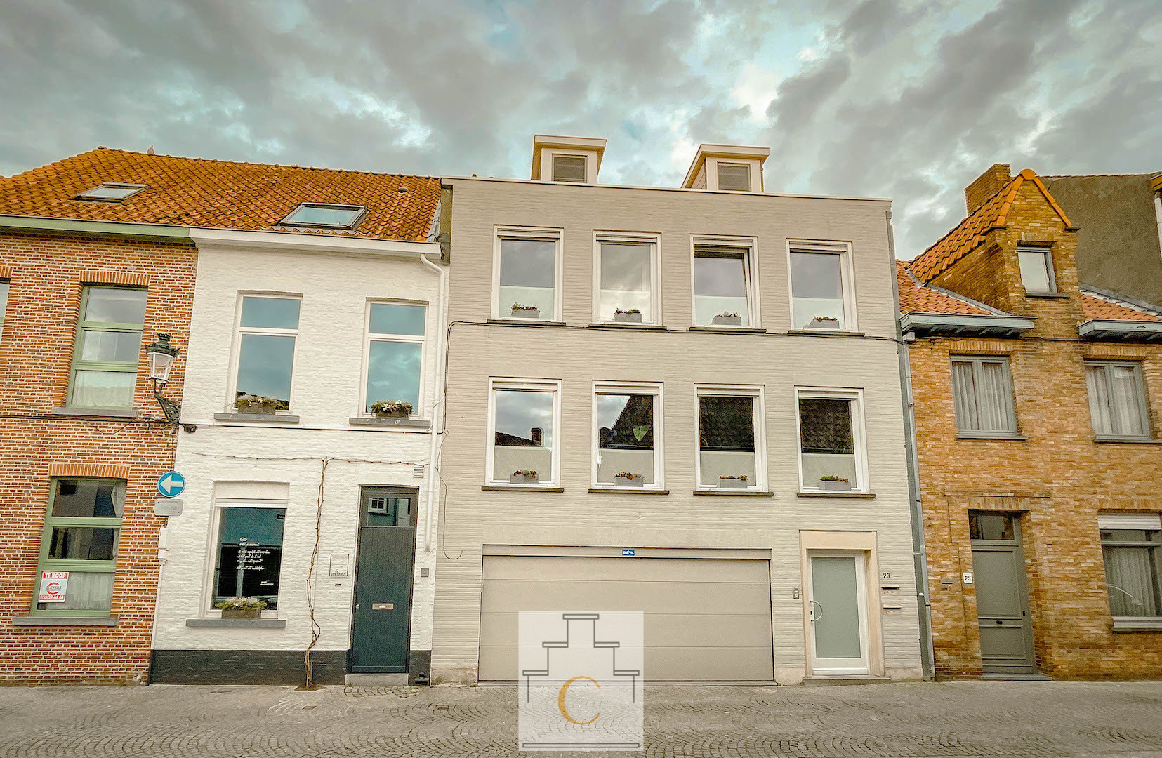 verrassend ruime, energiezuinige eigentijdse stadswoning met dubbele garage en terras, pittoreske en stille ligging op Sint-Gillis