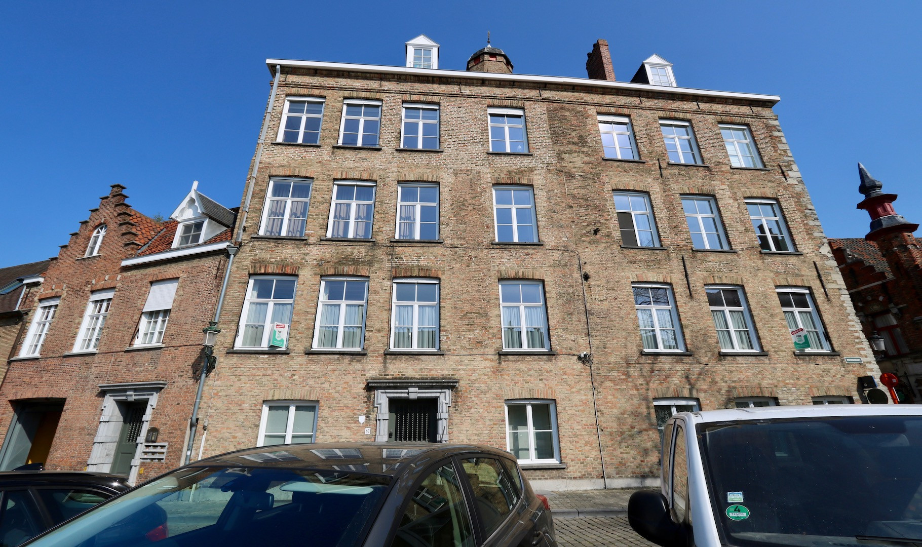 Stijlvol gemeubeld appartement hartje Brugge met autostandplaats - minimum huurtermijn 3 maanden - 1400 €/mnd + 50 € Internet + 50 € autostandplaats