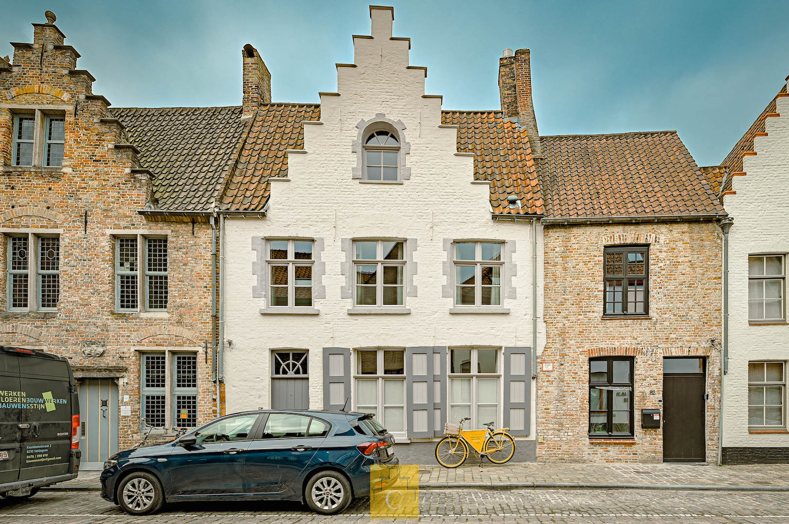 knap verbouwde 17e eeuwse trapgevelwoning met zonnige tuin palend aan de rei, perfect gelegen tussen Zand en station. Optionele aankoop autostandplaats op 50 meter