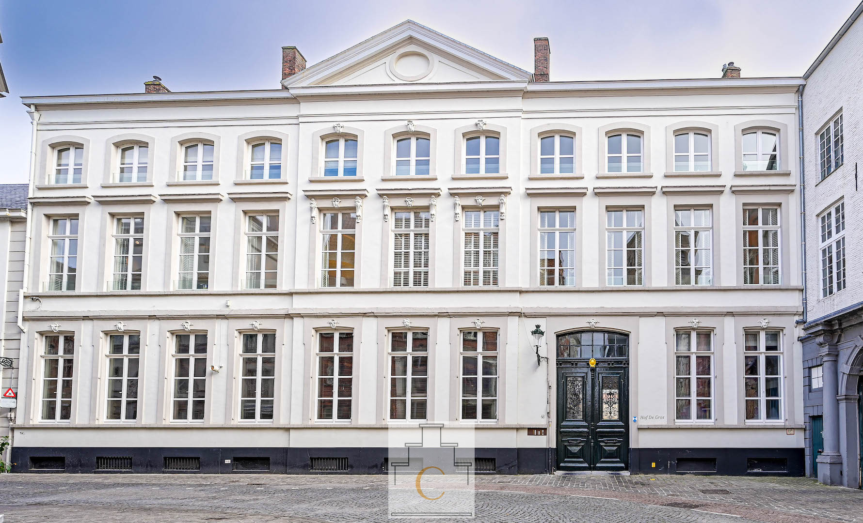 Penthouse in 18e eeuws stadspaleis ‘Hof de Gros’, toplocatie bij Sint-Jakobskerk, met terras en optionele aankoop 1 of 2 autostandplaatsen