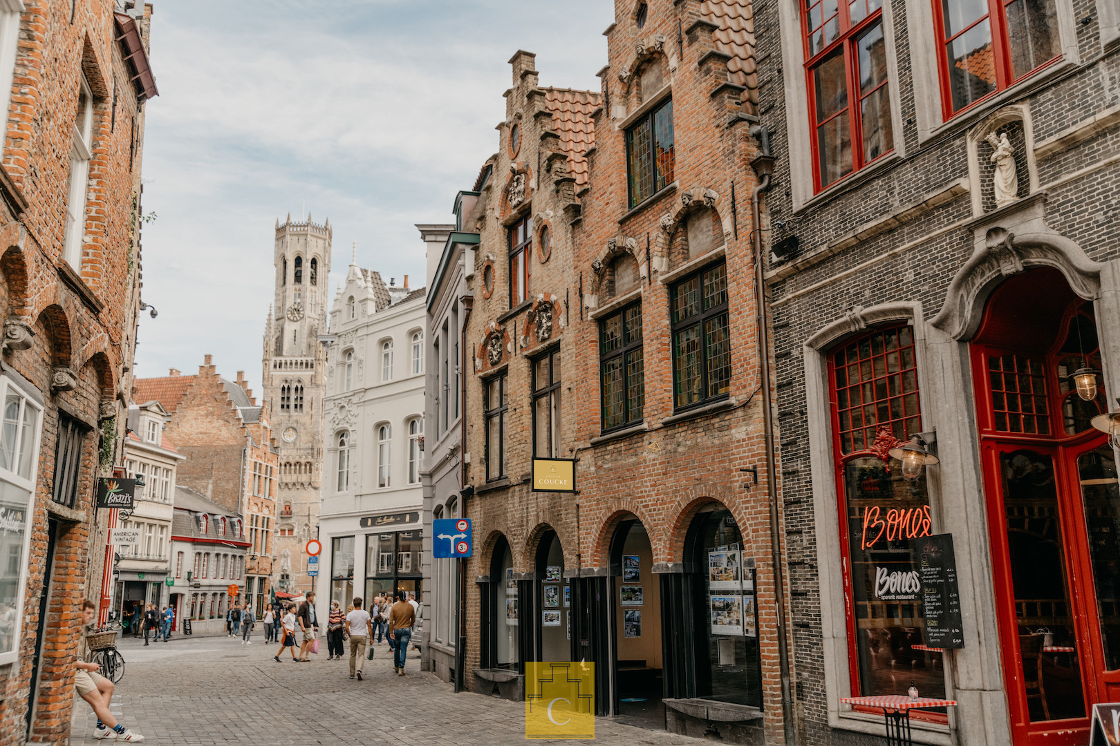 handelshuis op toplocatie vlakbij de Markt, dubbele 17e eeuwse trapgevel, knappe winkel/kantoor, 2 cosy appartementen met 2 à 3 slaapkamers, terras