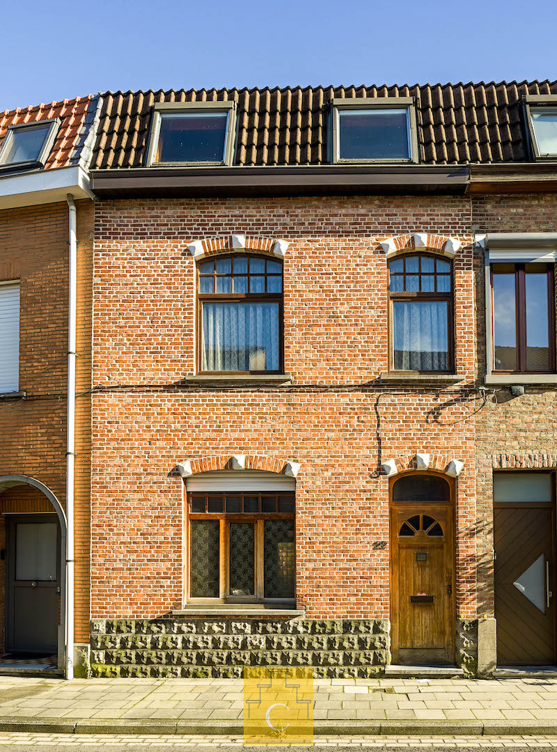 Te renoveren rijwoning met tuin op een topligging