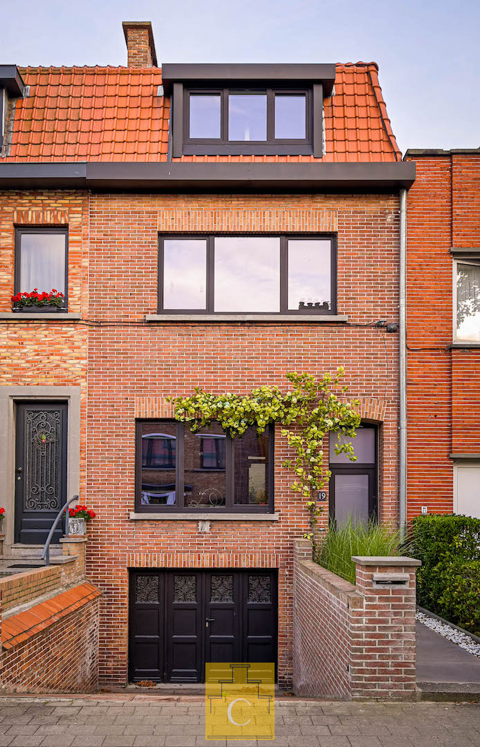 pas gerenoveerde eenergiezuinige stadswoning te Kristus Koning, met garage en zonnig terras/tuin